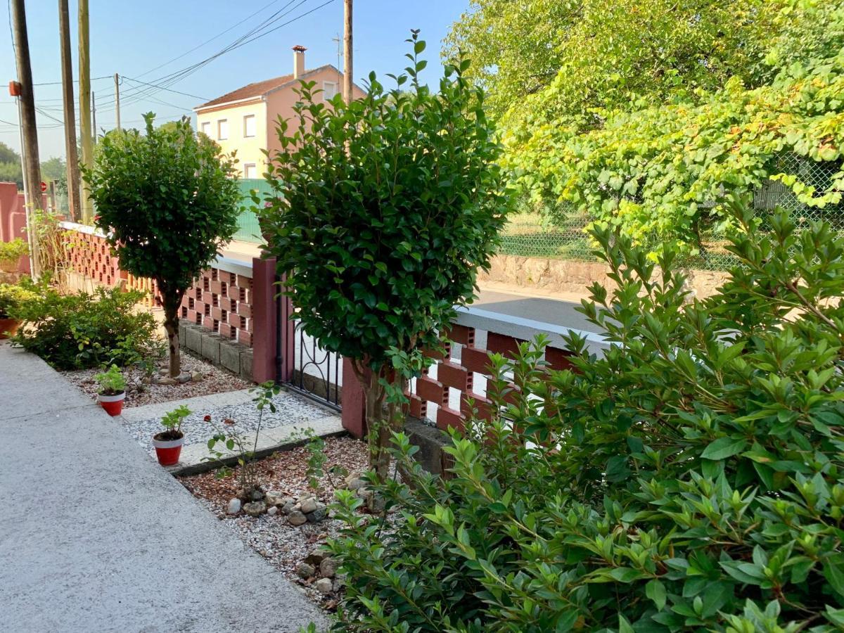 A Casa Vermella Con Jardin A 10 Minutos De Santiago De Compostela Διαμέρισμα Ortono Εξωτερικό φωτογραφία